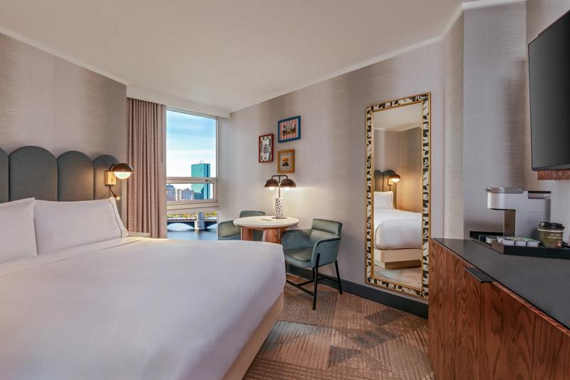 TRS_Boston_GuestRoom_Queen-RiverView-EastTower_Overview_no_Pillow - 6073CE51-30F4-41A4-8CCF61D39E4A5B11