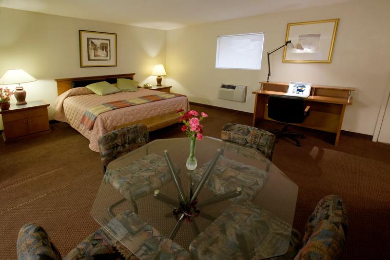 ABVI_EdnaTX_GuestRooms_Suite_Bed - 60F37044-866C-40E5-A863B180B6FE058C