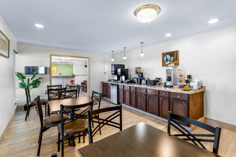 ABVI_BellevilleKS_Dining_Breakfast Area_Seating - 61842286-1921-462F-96AA4E1AC6B6D2E5