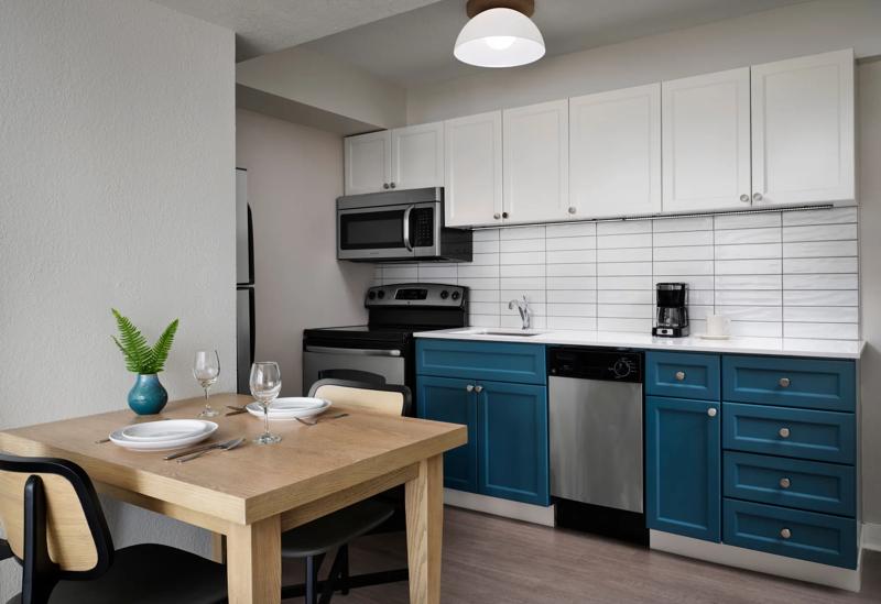 SES_ChicagoDowntown_1 bedroom suite kitchen