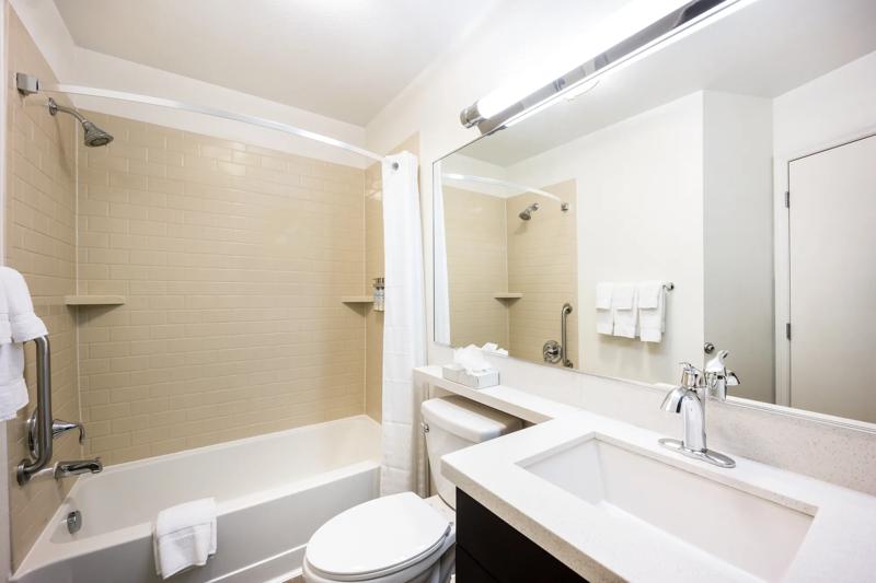 SIM_DallasGalleria_GuestRooms_Standard Bathroom - 61E96CED-E358-4F9E-95F2D048982D6ABF