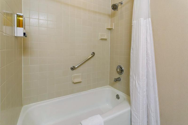 RLH_GoldCountryCasino_NV1720_QQS-bath_03 - 627E30FF-8A6C-45B6-A3192149B938A7B5