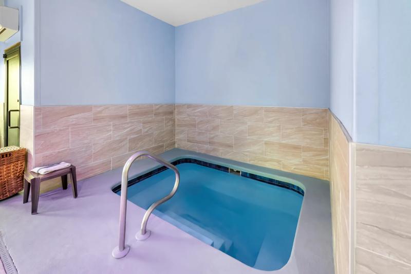RLIS_Blue Springs_Hot Tub - 62A3D0FE-ED1E-46D9-A9914FB1A4274366