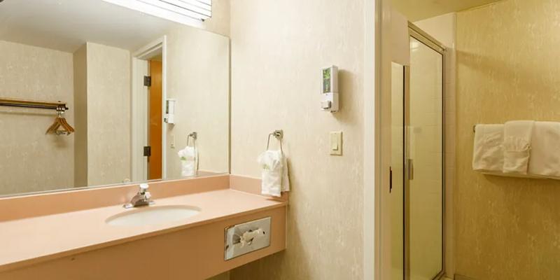 RLH_WendoverNuggetHotelAndCasino_TDQ-bath_01 - 62AD506F-CA4B-4486-9BAD1F09A452CB0F