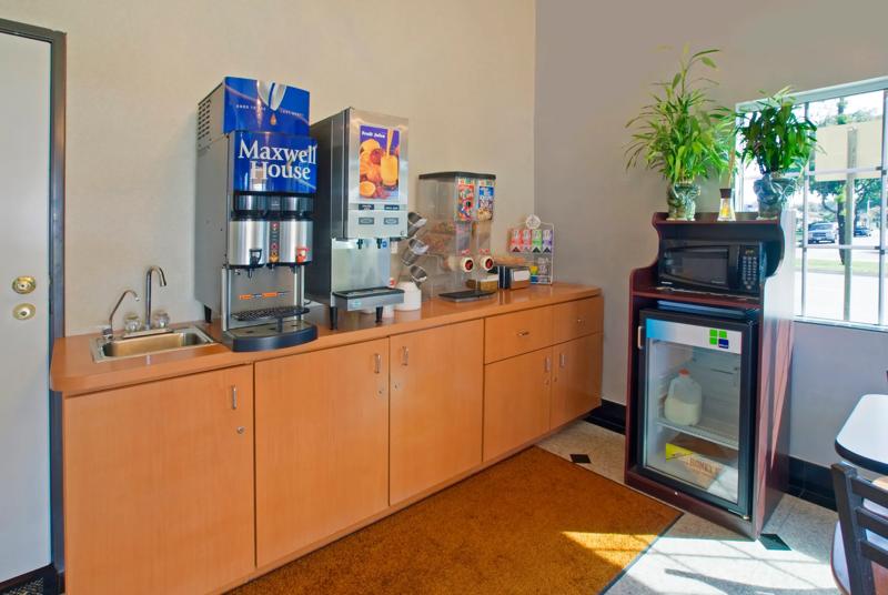 ABVI_AzusaPasadenaCA_Dining_Breakfast Area_Coffee and Cereal - 62FA9C7C-14AB-4149-B2768889ABBEF845