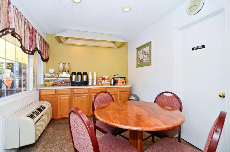 ABVI_ChicoCA_Dining_Breakfast Area_Seating - 63444803-FCDB-4818-AD6A918EF4ED9836