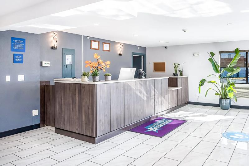 ABVI_EastPeoriaIL_Lobby_Front Desk - 6361249D-11D8-4966-AB6DF9A3B3E24EEB