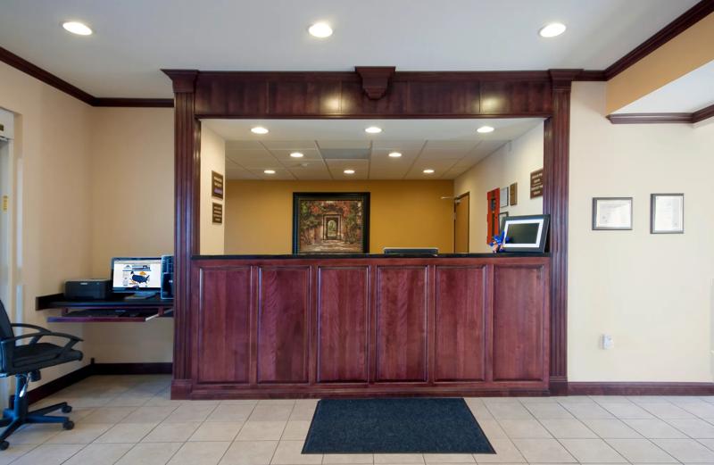 ABVI_StRobertMO_Lobby_Front Desk - 64CF9F51-756F-401A-8CFFC88F1D820FD1