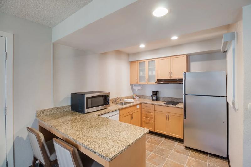 SES_HuntingtonBeachFV_GuestRoom_TwoBedroomSuiteTwoKings_Kitchen - 663C3945-9CA3-4BA7-8CD11EC11159B592