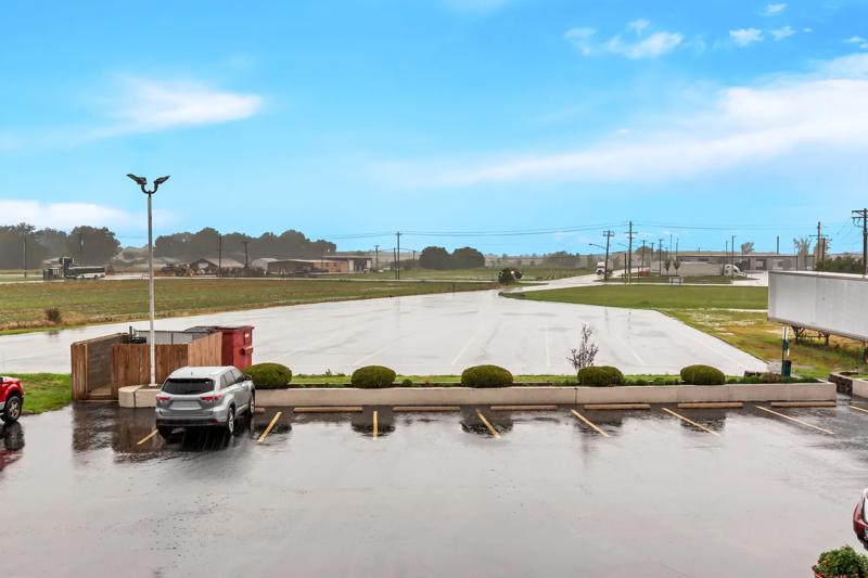RLIS_Pontoon Beach_Parking - 67738593-5ADA-457D-95E53D32366D173E