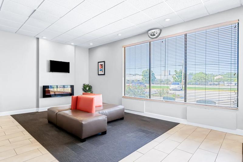 ABVI_HamiltonAL_Lobby_Seating - 67A42F33-E3C0-4907-9DB79111238F2CCE