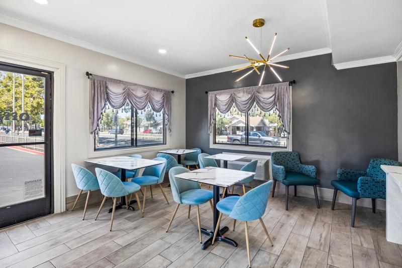SIG_SanJose_lobby seating area (2) - 684FAEB2-CD13-463F-A517EC4059E5A33C