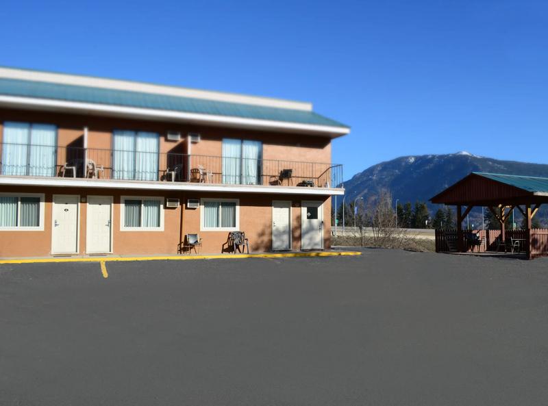 CBVIS_Castlegar_BC0024_SideExterior2 - 68B75FBA-66F8-41F3-95F7B7D141349D62