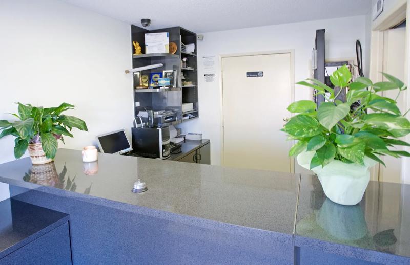 ABVI_BeaumontCA_Lobby_Front Desk - 68FF8FEE-96F8-4E87-A9FD34CAA7487DC7