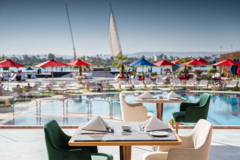 SHR_Luxor_Pool_Restaurant_Seating - 69003047-FBF4-4936-86698B4AF57F51D2