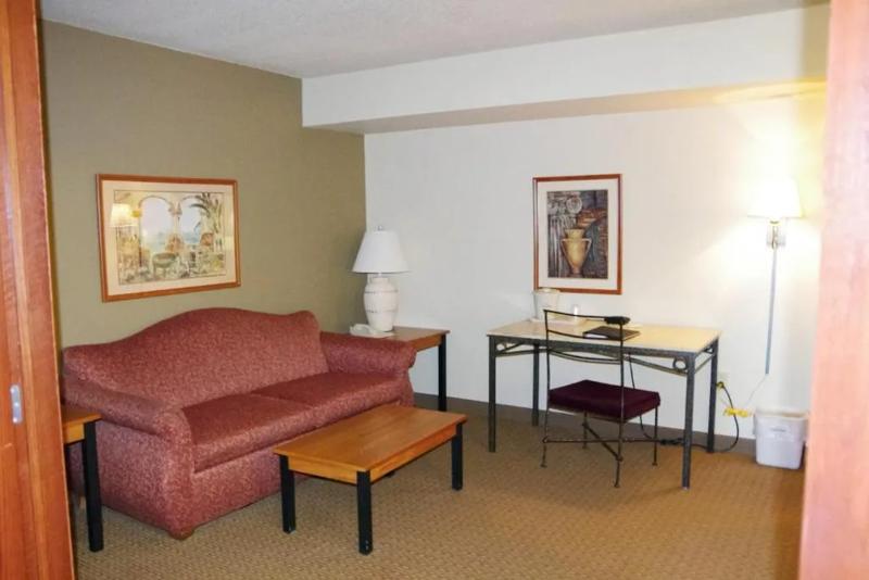 RLIS_Grimes_Guest Room - 69F5D557-02F5-420B-A756756F626783B4