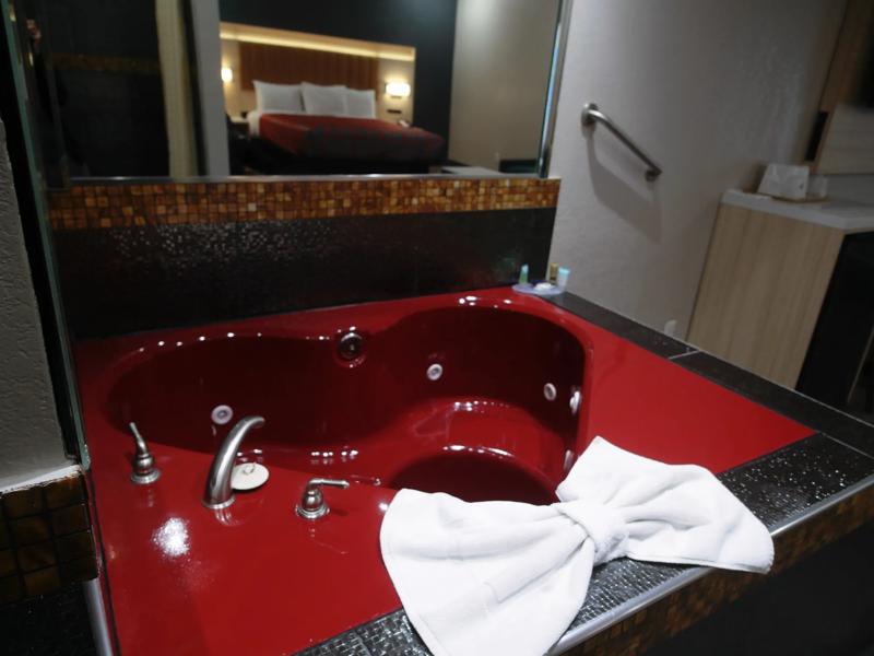ABVI_RialtoCA_GuestRooms_King with Jetted Tub_Tub - 6AEFFD3F-7CC8-499F-9A43FF4C2C41D304