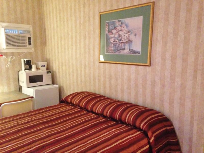 CBVI_CalgaryChinookStation_AB0026_OneQueenBed - 6B331F63-EC8C-48CC-917B038488C72686