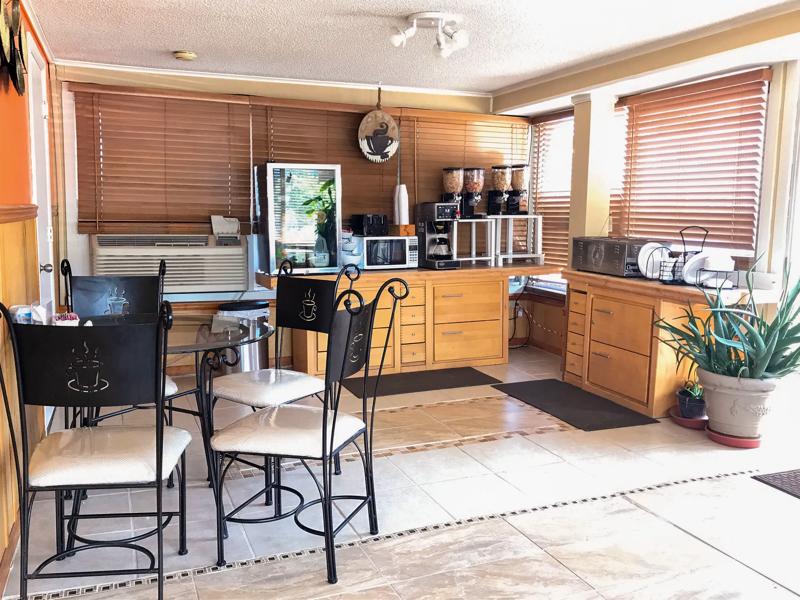 ABVI_MaconSunsetDrMO_Dining_Breakfast Area_Seating - 6B53FE57-317F-44A0-A6C6D2CB0DDE9EB1