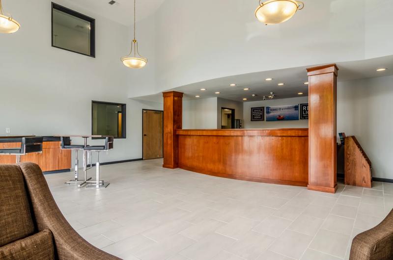 RLIS_Des Moines_Front Desk - 6B8921B8-BD42-4D2F-AFFA3C729D7602EE