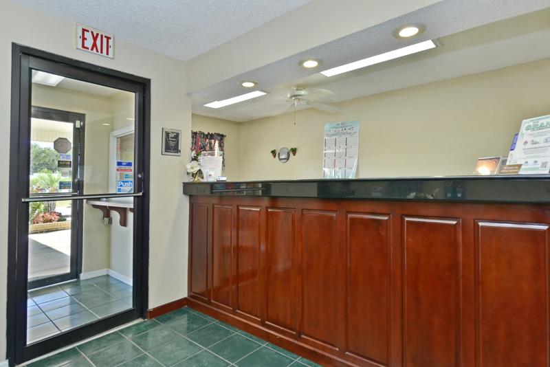 ABVI_HazlehurstGA_Lobby_Front Desk - 6BC75D0B-E749-4A50-9D054300914996A1