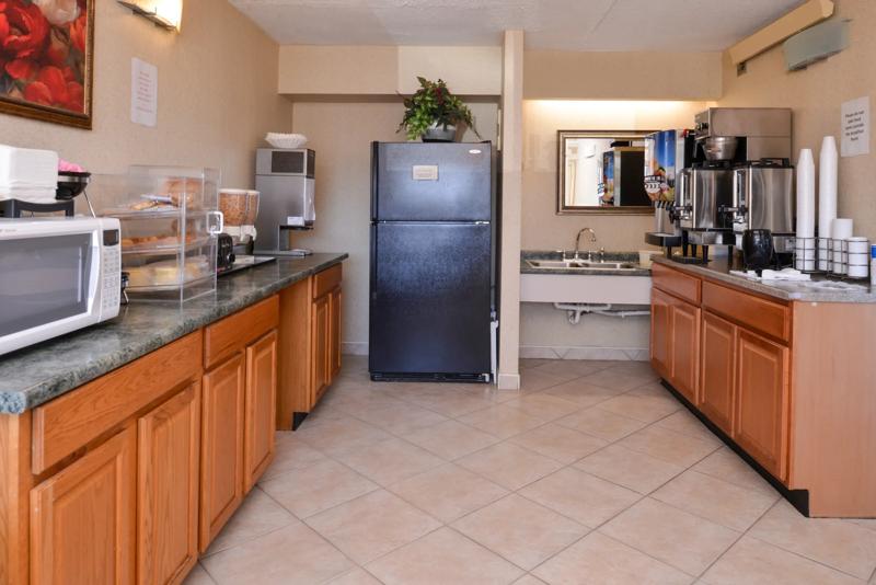 ABVI_PittsburghAirportPA_Dining_Breakfast Area_Buffet - 6C316405-0B99-4041-9AEF630F90B5732E
