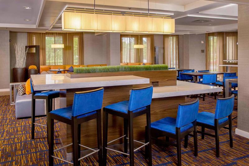 SEL_DurhamResearchTrianglePark_Lobby_CommunalTables - 6CA448FA-7058-4B0F-BC4332B5D3E648C1