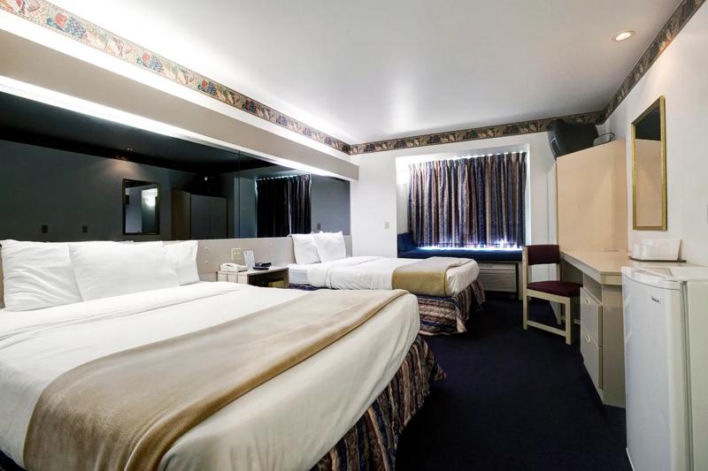 ABVIS_Racine_WI1772_Two Queen Beds - 6CEE7D10-FC82-4CA5-8B4E2EAD53AE17E9