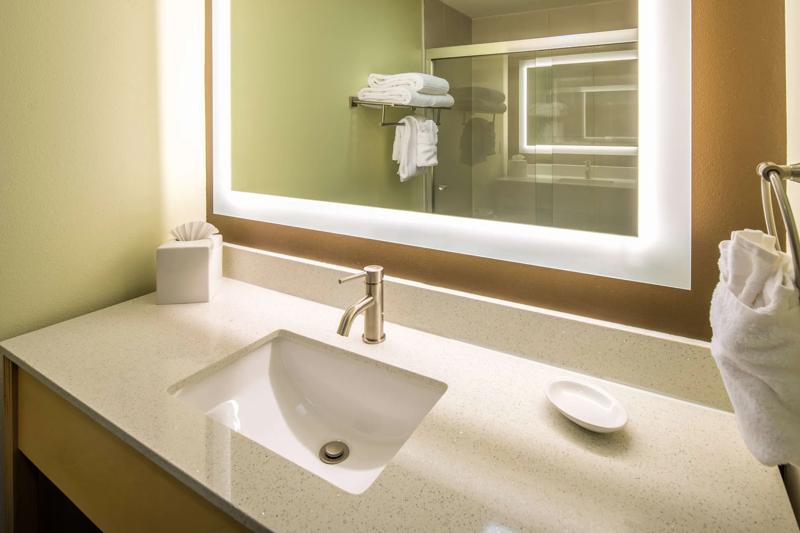 RLIS_Everett_Bathroom - 6DAAD67F-AB99-4287-852B157C500B7A14