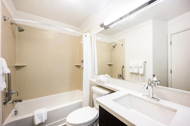 SIM_Jacksonville_GuestRooms_Standard Bathroom - 6E833D69-7FC1-41B2-B4A25B7FAB893756