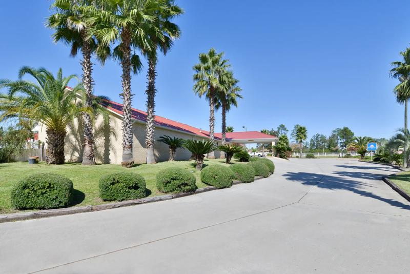ABVI_HazlehurstGA_Exterior_Landscaping - 6F0A02FE-5612-4EBC-BBE0C26374B29AE9