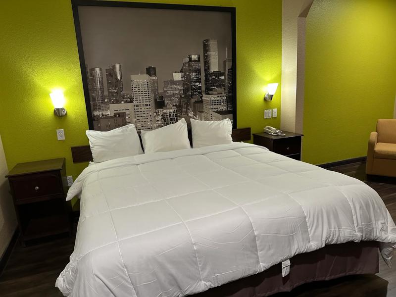 RLIS_IAH_Airport_East_Guest Room - 6F26D311-288C-4B55-94455030D3767848