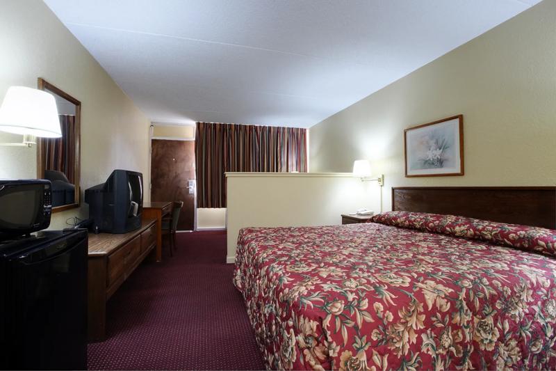 ABVI_GreenvilleMS_GuestRooms_King Suite_Room - 6F4937FF-A8B4-402F-ACF141EB6800A71B