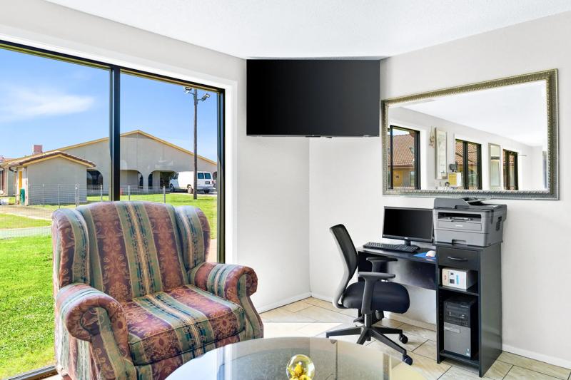 ABVI_BonhamTX_Amenities_Business Center - 70185145-9F4B-41E1-9C23A5806145194F