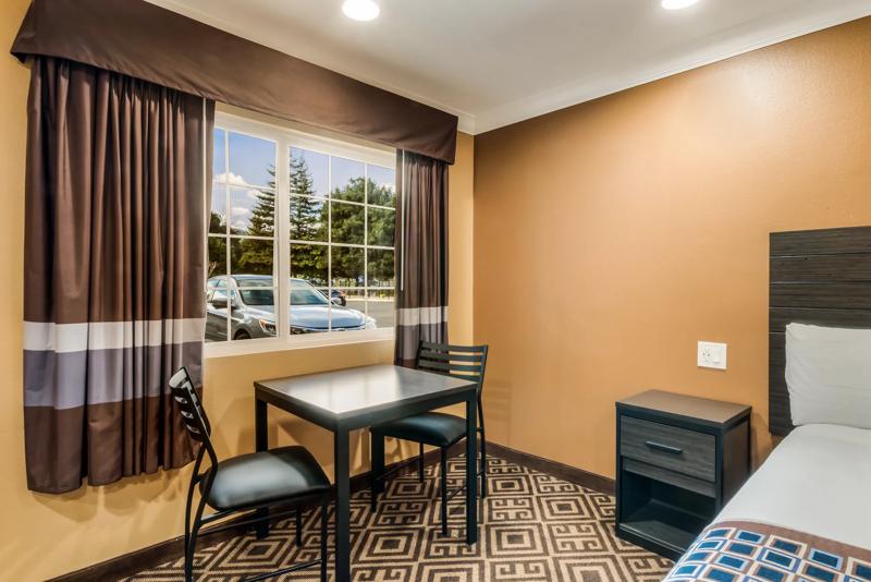 ABVI_UkiahCA_GuestRooms_ADA Suite_Seating - 702F5291-FD49-4588-B248E66976045D3C