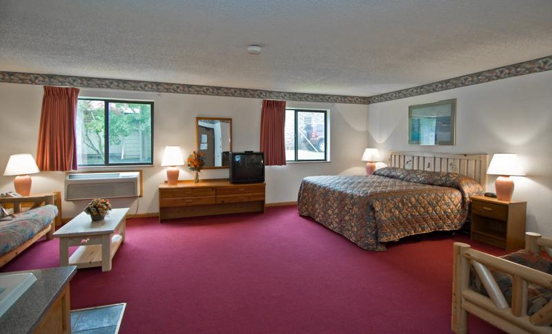 ABVI_InternationalFallsMN_GuestRooms_King with Jacuzzi_Bed - 710C6CFC-1787-4176-8E00D51ABFFF3299