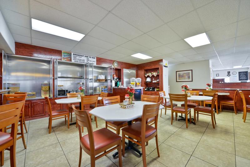 ABVI_MarionIL_Dining_Breakfast Area_Seating - 71CDE954-40FD-4181-ACB9FBD4D3124745