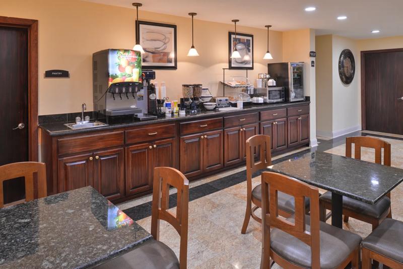 ABVI_TupeloBarnesCrossingMS_Dining_Breakfast Area_Seating - 72272E2D-9B82-484D-B6B80842375C447E