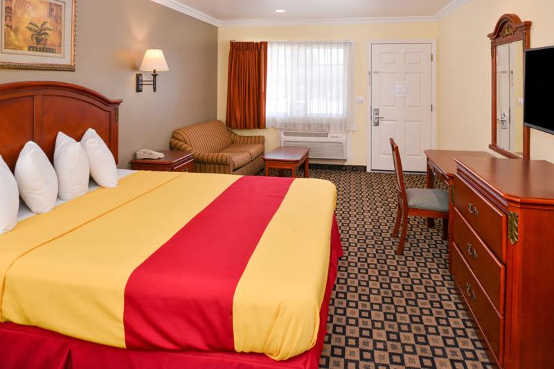ABVI_SanBernardino_GuestRooms_King Mini Suite_Room - 72283831-65F3-4C63-89F8A6850923E166