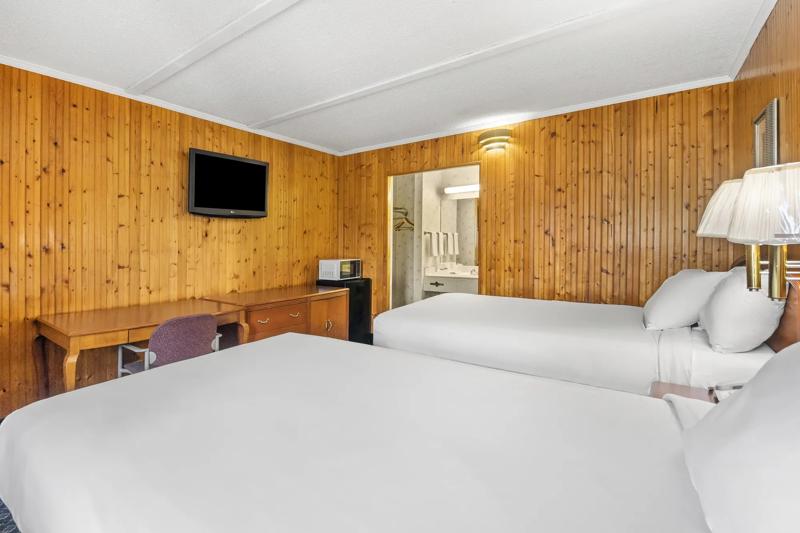 ABVI_RoxboroNC_GuestRooms_Two Queens_Room Amenities - 723C0B12-6F9E-4450-A84484D81715C708