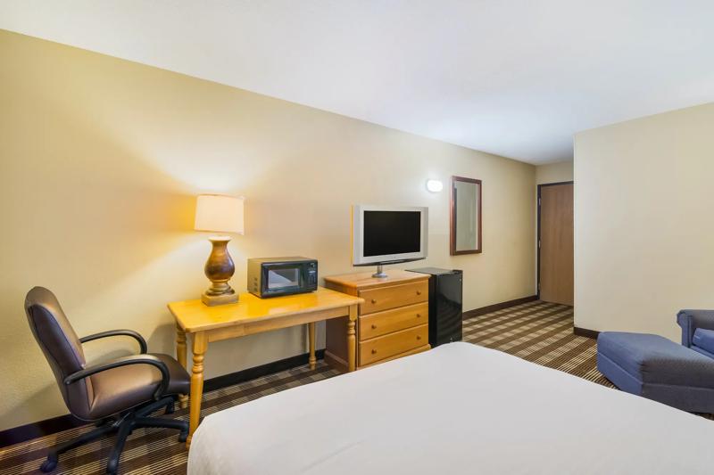 ABVI_FargoND_GuestRooms_Queen_Room Amenities - 725B9E1B-5BF8-47AF-A5F085171E882CED
