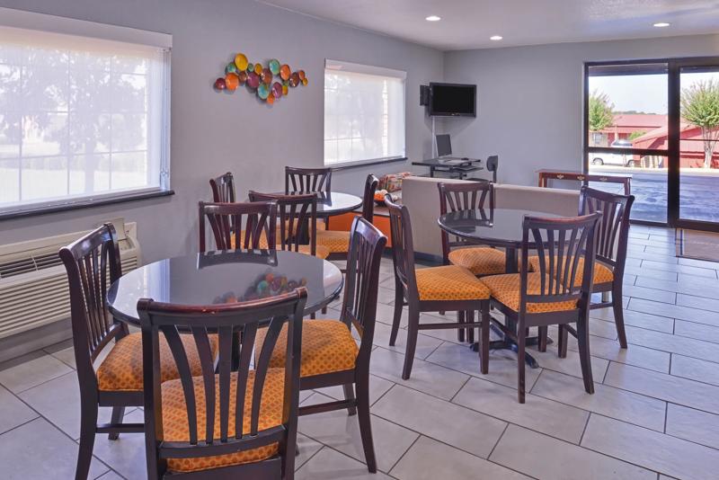 ABVI_BatesvilleMS_Dining_Breakfast Area_Tables - 728962AF-56CB-4155-9F3A80291F372B37