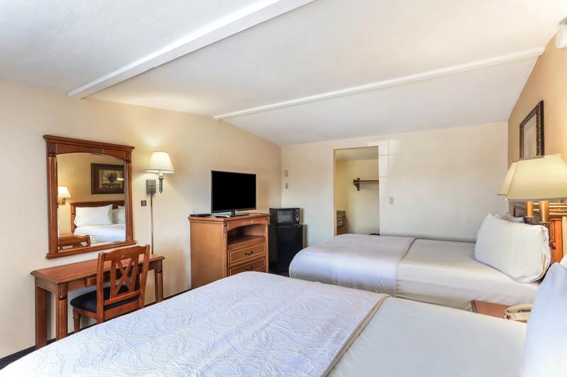 ABVI_ElCentroCA_GuestRooms_Two Queens_Room Amenities - 73B6D076-AF94-403F-B9FD1C317FE540DB