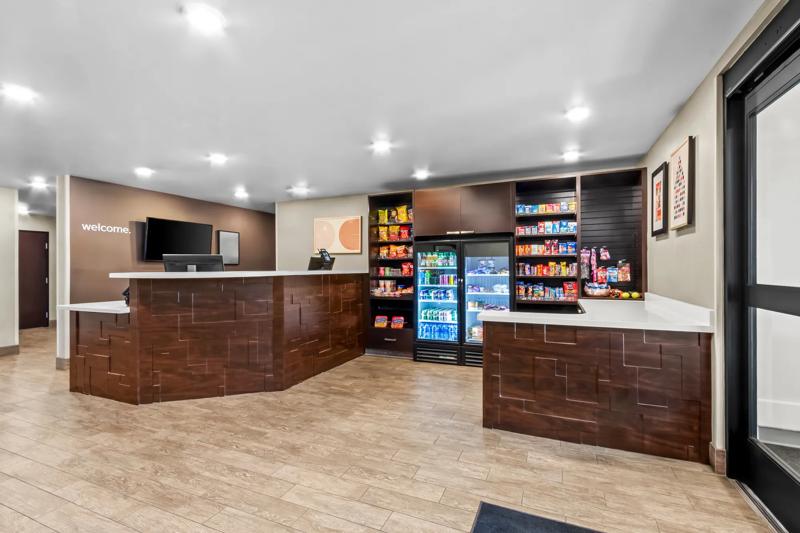 SIM_Avondale_Lobby_Front Desk - 73F3B83B-3199-4A2C-9C8902F209C04693