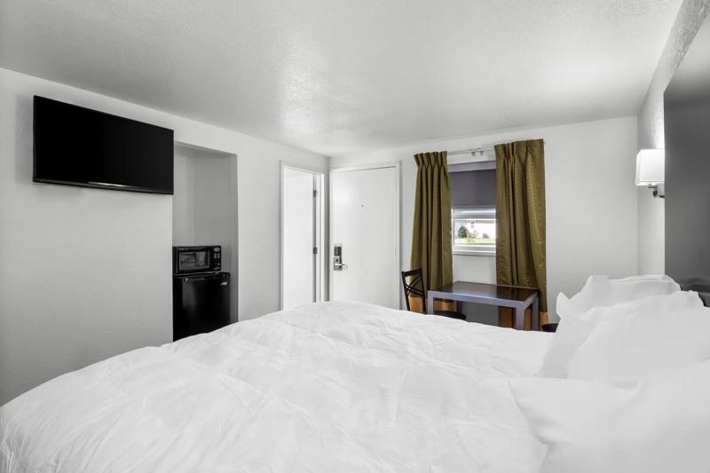 ABVI_JonesvilleHillsdaleMI_GuestRooms_King Suite_Room Amenities - 74256012-F5A5-4589-B698CCE93DD0ACA3