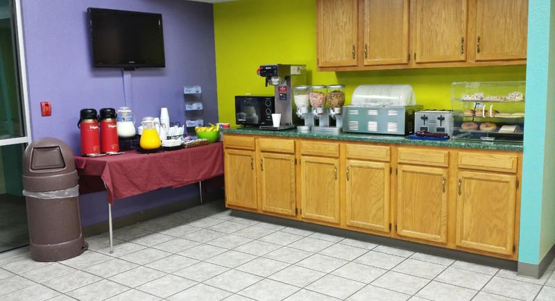 ABVI_SeymourMO_Dining_Breakfast Area_Buffet_Angled - 744963F8-A3D2-45E3-8CB17D562AAF8BAF