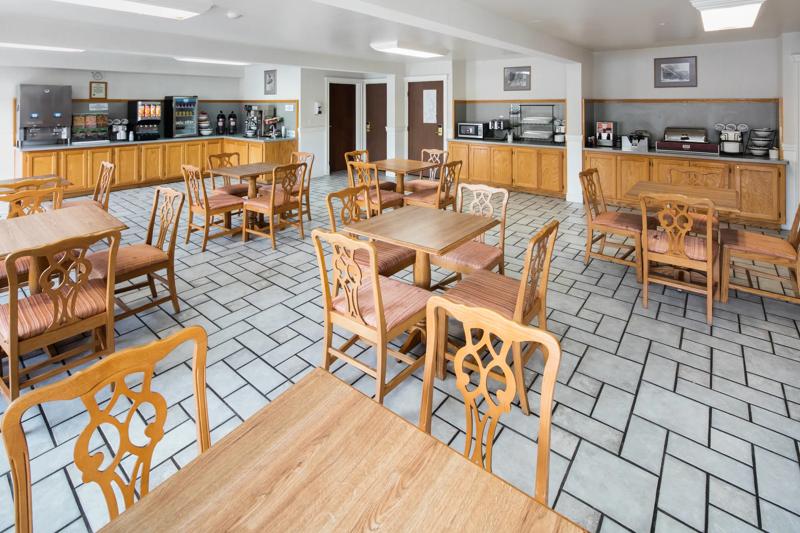 RLIS_Auburn_Dining Area - 7485827E-92B3-48D1-A3C9584F0974A3E9