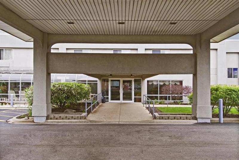 ABVI_WaukeganGurneeIL_Exterior_Entrance - 74EE3FA2-6D6E-424C-AB7089176C737893