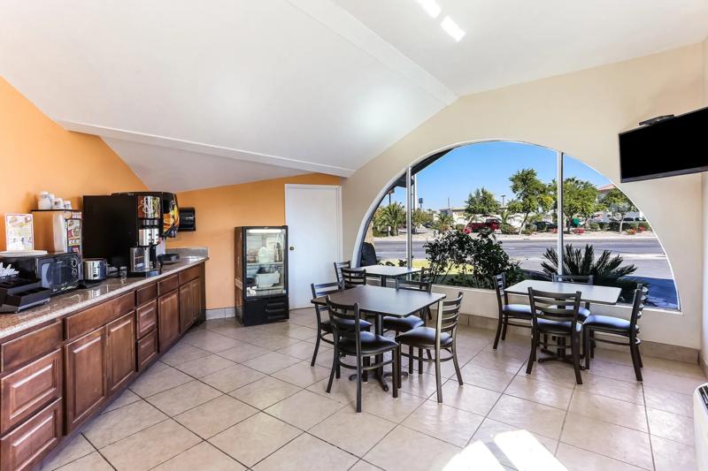 ABVI_ElCentroCA_Dining_Breakfast Area_Seating - 75F37D45-16F3-45ED-BD3084B5DFA9C407