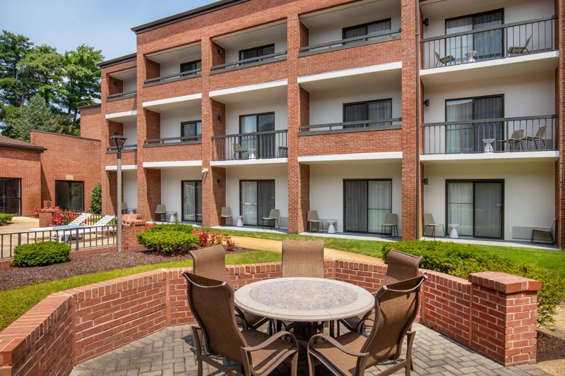 SEL_BostonFoxborough_Exterior_Courtyard_Seating - 7616F131-8513-408F-9BD4CBF36EE5351E